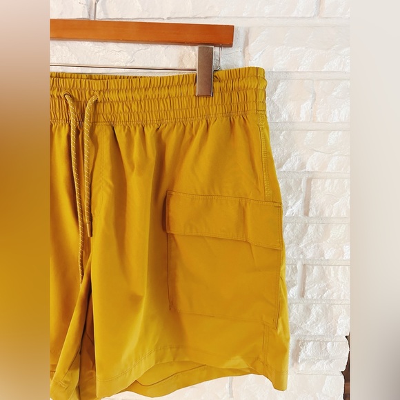 Old Navy Stretch Tech Quick Dry Shorts - Picture 2 of 4